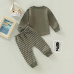 Bequeme Herbstgarderobe für Kleinkinder: Pullover und gestreifte Hose im Set