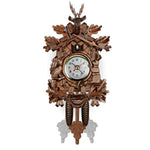 Traditionelle Wanduhr im Schwarzwaldstil mit Schnitzereien