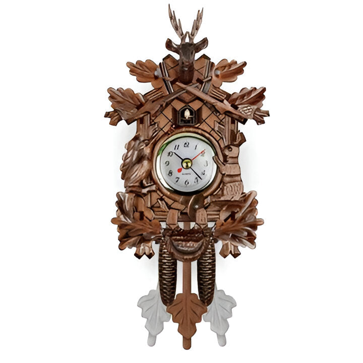 Traditionelle Wanduhr im Schwarzwaldstil mit Schnitzereien