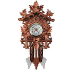 Traditionelle Wanduhr im Schwarzwaldstil mit Schnitzereien