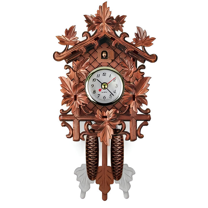 Traditionelle Wanduhr im Schwarzwaldstil mit Schnitzereien