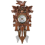 Traditionelle Wanduhr im Schwarzwaldstil mit Schnitzereien