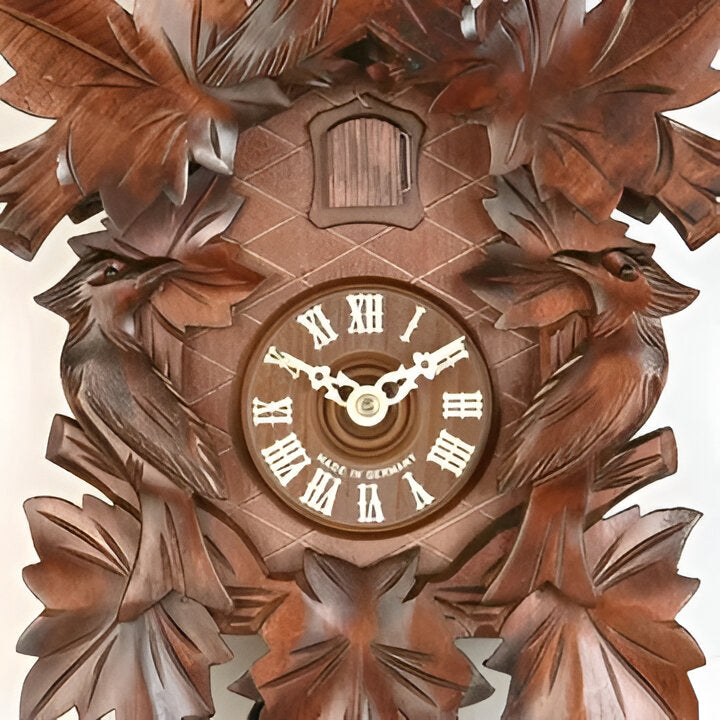 Traditionelle Kuckucksuhr mit Filigranen Verzierungen