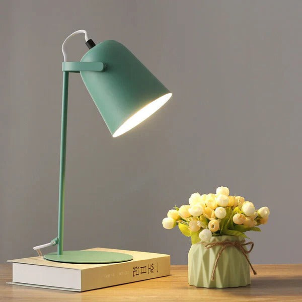 Verspielte Tischlampe im Eimerdesign in sanften Farben
