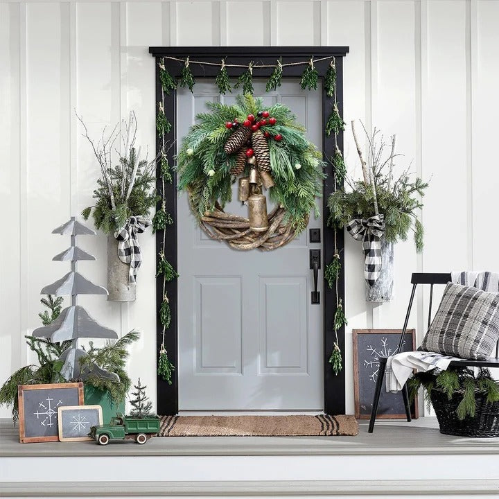 Handgemachter Weihnachtskranz im Boho-Stil mit getrockneten Blumen