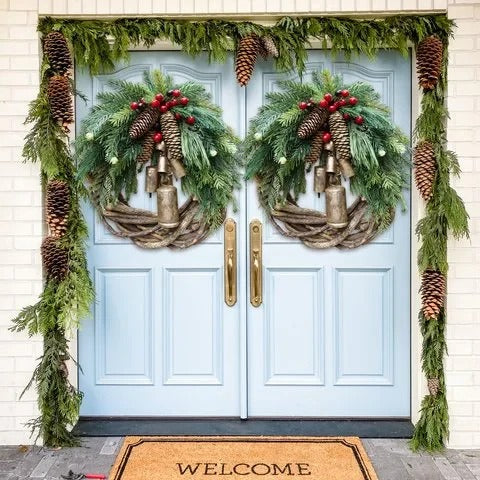 Handgemachter Weihnachtskranz im Boho-Stil mit getrockneten Blumen