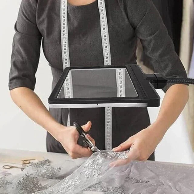 Stehlampe mit Vergrößerungsglas und LED-Beleuchtung