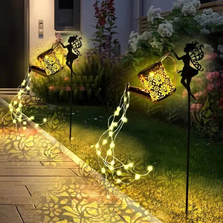 Solarbetriebene Gartenlampe mit Metallrahmen und LED-Beleuchtung