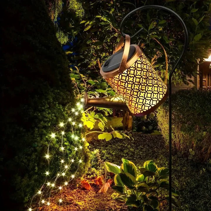 Solarbetriebene Gartenlampe mit Metallrahmen und LED-Beleuchtung