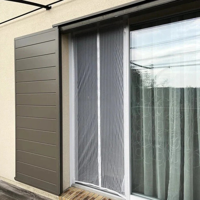 Magnetische Türschleuse mit Netz und Klebeinstallation