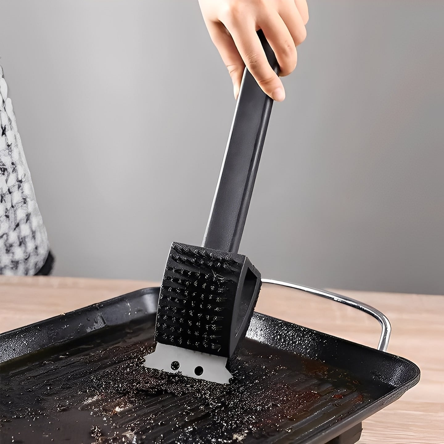 3-in-1 Grillreinigungsbürste mit Stahlborsten, Schaber und Schwamm