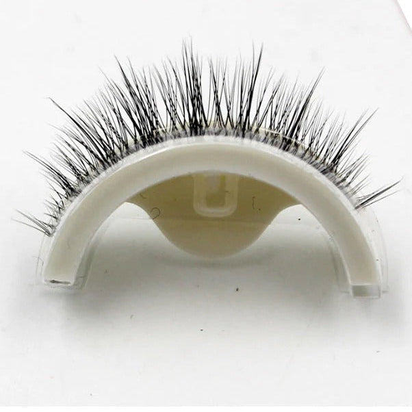 Selbsthaftende Wimpern mit wiederverwendbarem Design