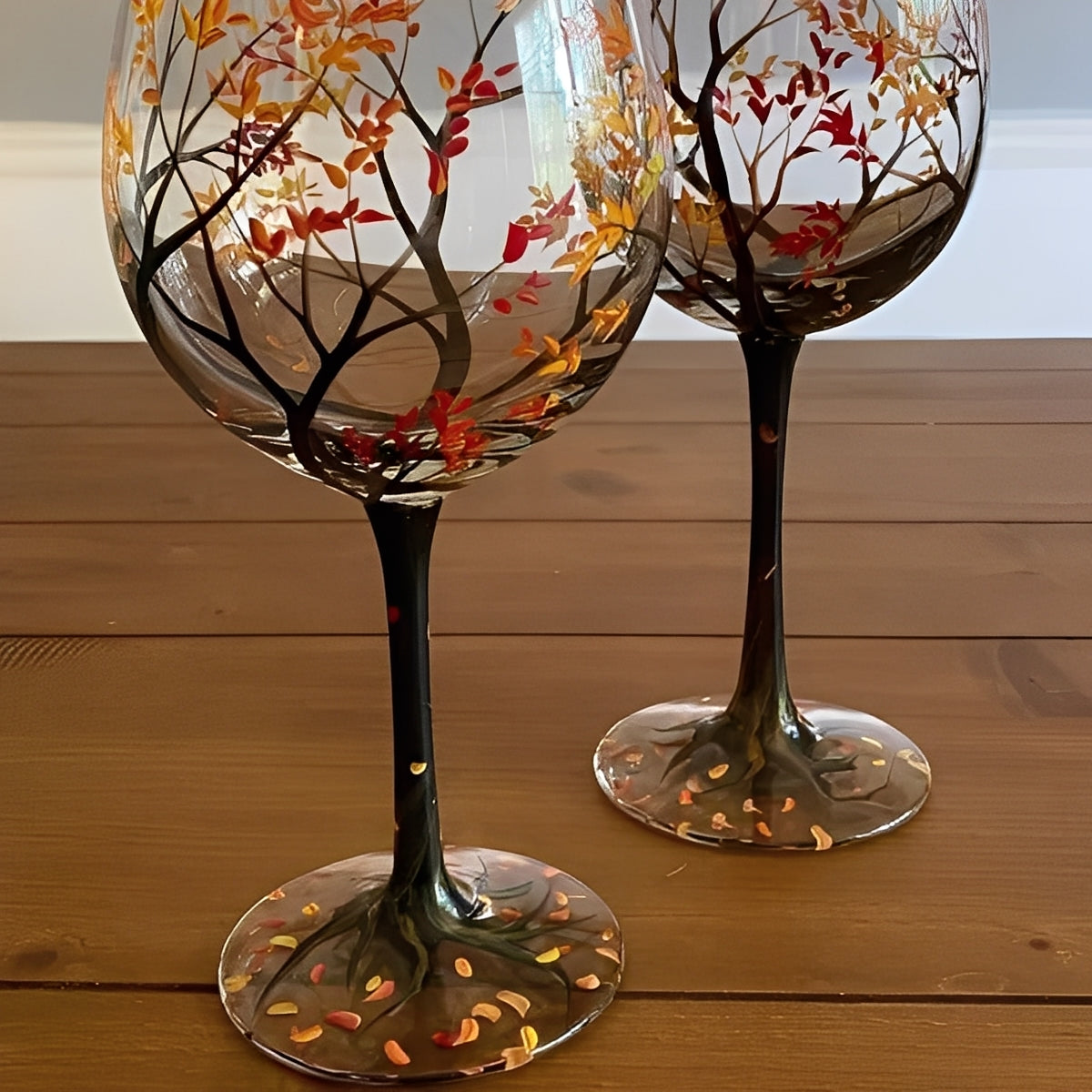 Weinglas mit handgemaltem Baummotiv der Jahreszeiten
