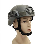 Robuster Outdoor-Helm für Abenteuer mit ABS-Rand