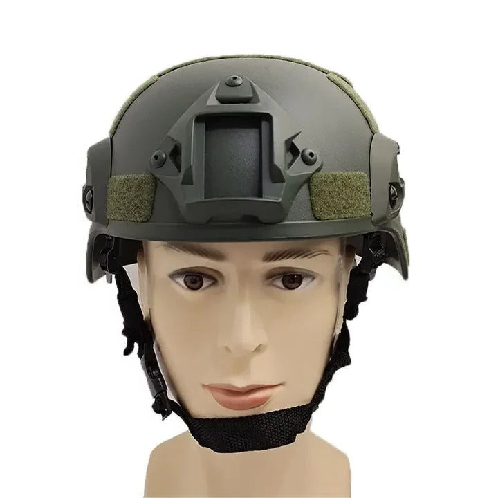 Robuster Outdoor-Helm für Abenteuer mit ABS-Rand