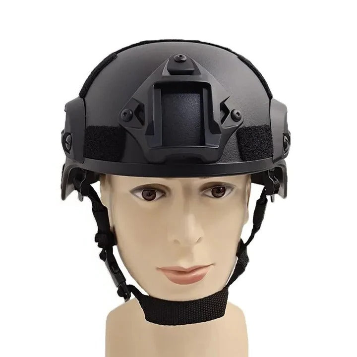 Robuster Outdoor-Helm für Abenteuer mit ABS-Rand