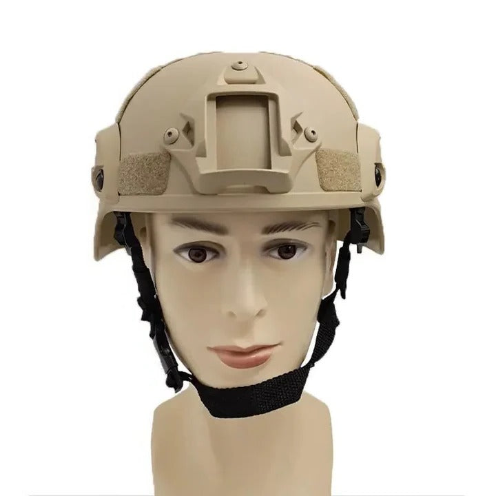 Robuster Outdoor-Helm für Abenteuer mit ABS-Rand