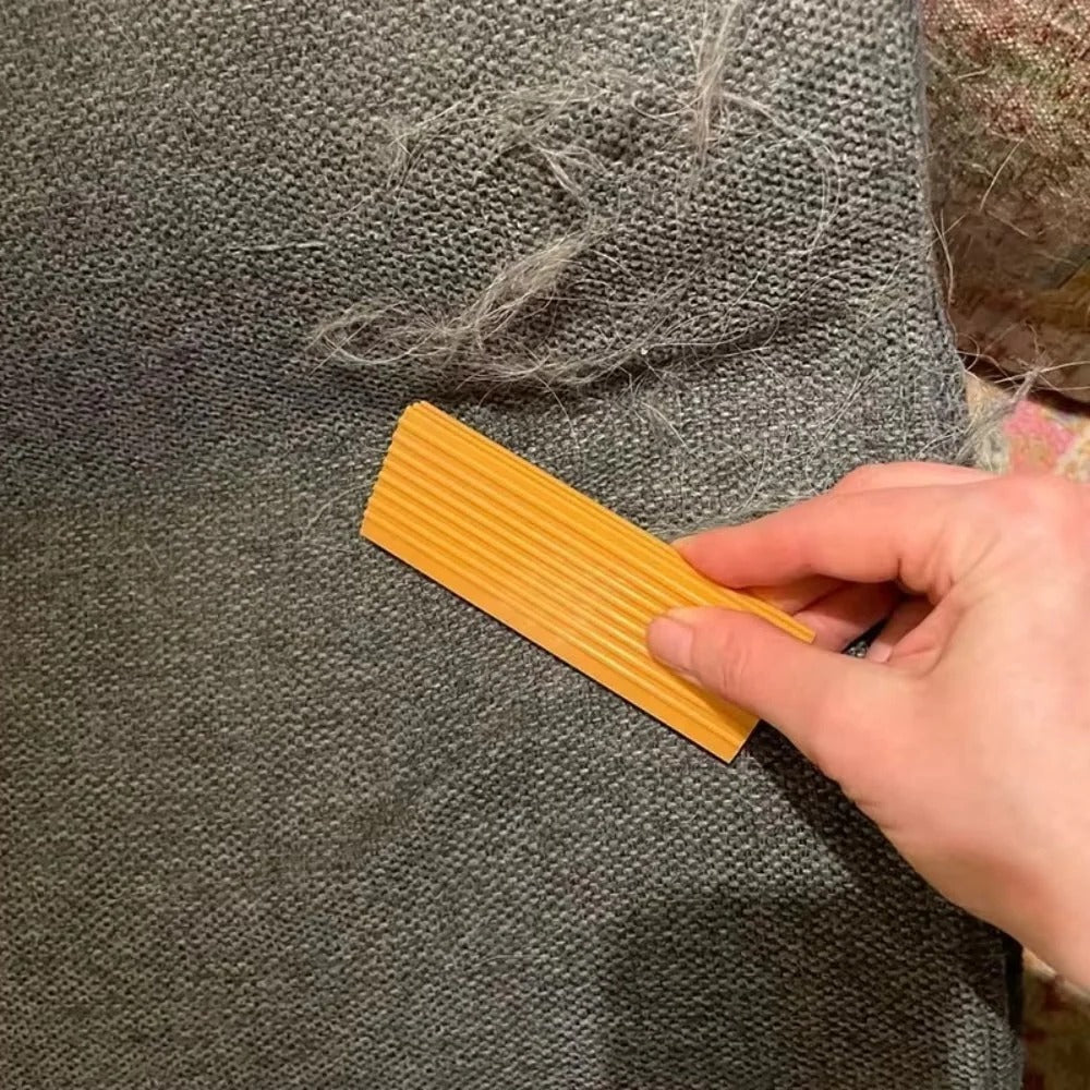 Effektiver Tierhaarschaber für Teppiche und Möbel