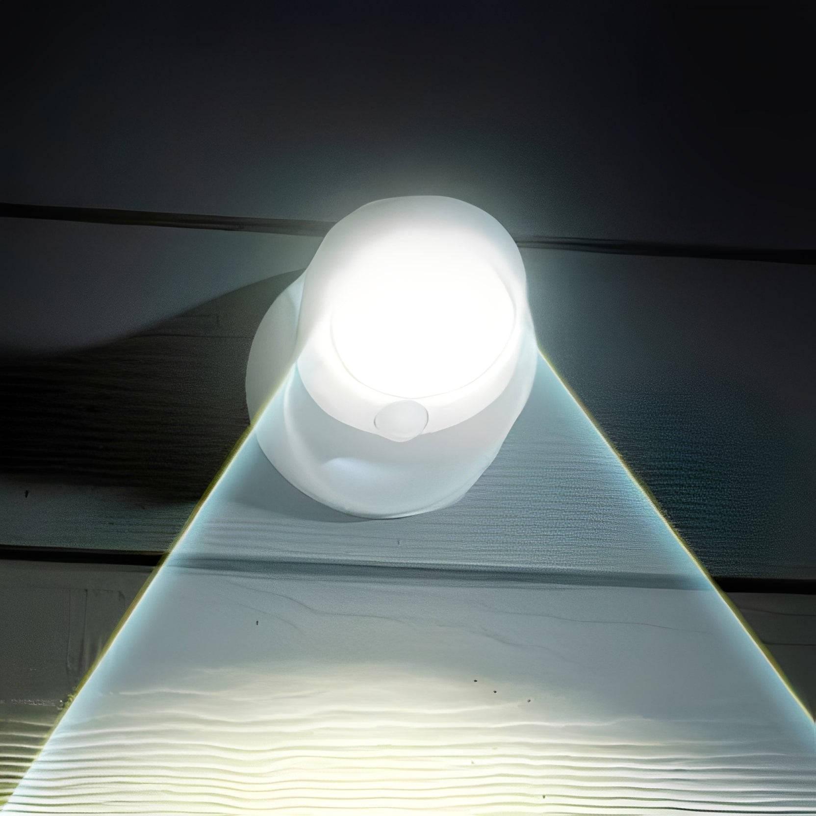 Akku-Betriebene LED-Lampe mit Bewegungsmelder und drehbarem Fuß