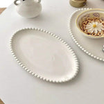 Elegantes Keramikgeschirr mit Perlenrand-Design