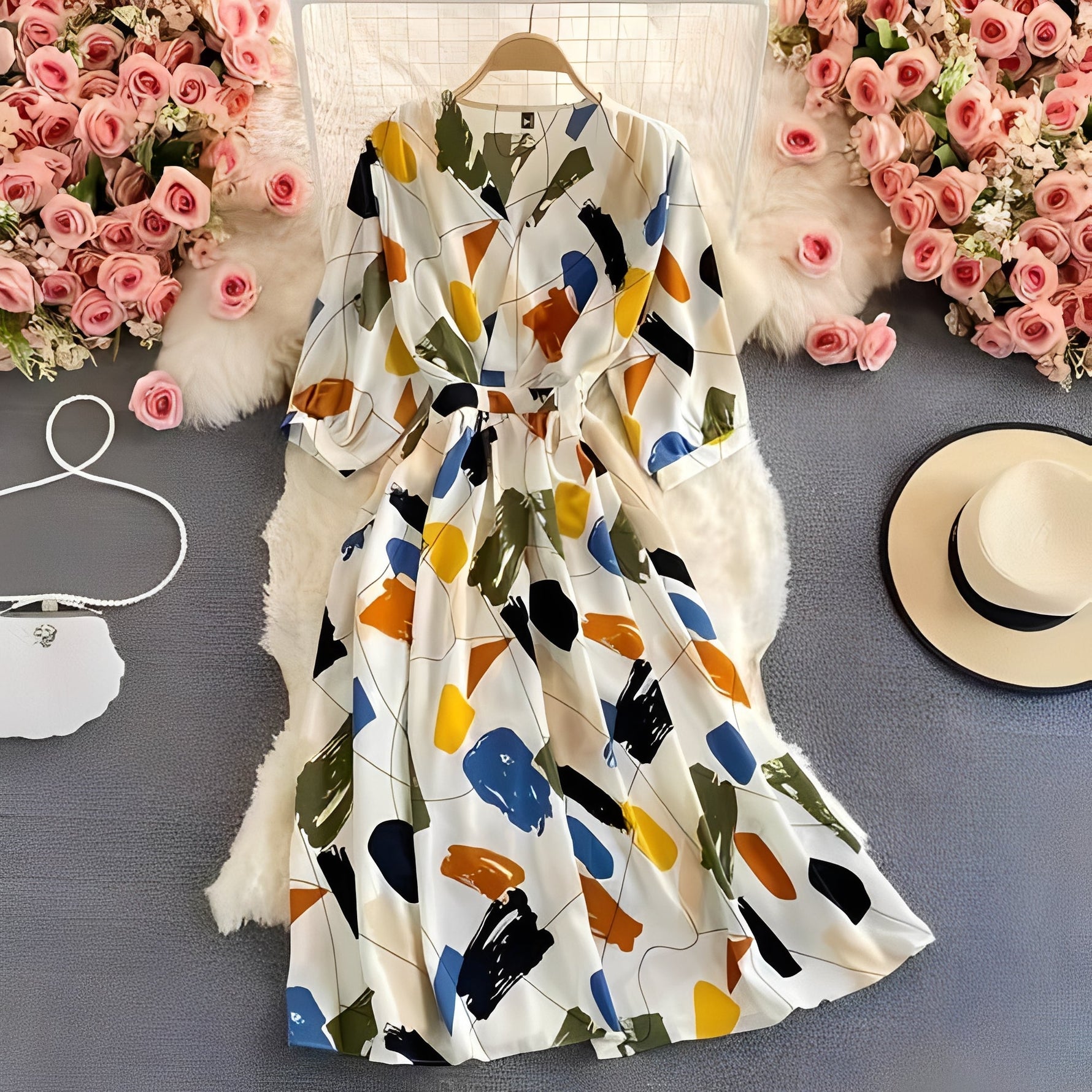 Leichtes Sommerkleid aus Chiffon mit V-Ausschnitt und Puffärmeln