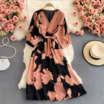 Leichtes Sommerkleid aus Chiffon mit V-Ausschnitt und Puffärmeln