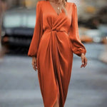 Elegantes Langarmkleid mit V-Ausschnitt und mittellangem Saum