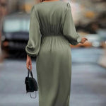 Elegantes Langarmkleid mit V-Ausschnitt und mittellangem Saum
