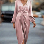 Elegantes Langarmkleid mit V-Ausschnitt und mittellangem Saum