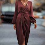 Elegantes Langarmkleid mit V-Ausschnitt und mittellangem Saum