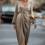 Elegantes Langarmkleid mit V-Ausschnitt und mittellangem Saum