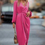 Elegantes Langarmkleid mit V-Ausschnitt und mittellangem Saum