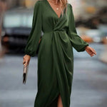 Elegantes Langarmkleid mit V-Ausschnitt und mittellangem Saum