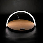 Stylische Tischlampe mit kabelloser Ladefunktion für Smartphones