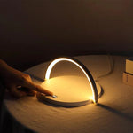 Moderne Tischlampe mit Drahtloser Ladefunktion für Smartphones