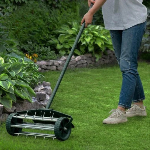 Effizienter Rasenlüfter mit Stahlspikes für gesunden Boden