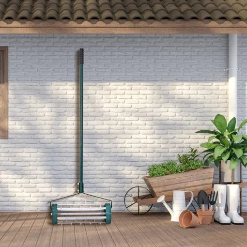 Effizienter Rasenlüfter mit Stahlspikes für gesunden Boden
