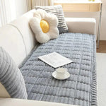 Elegante Sofabezug mit Faltenrock-Design
