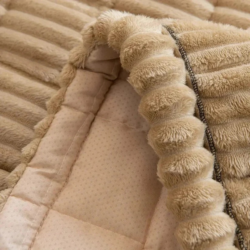 Elegante Sofabezug mit Faltenrock-Design