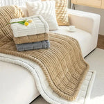 Elegante Sofabezug mit Faltenrock-Design