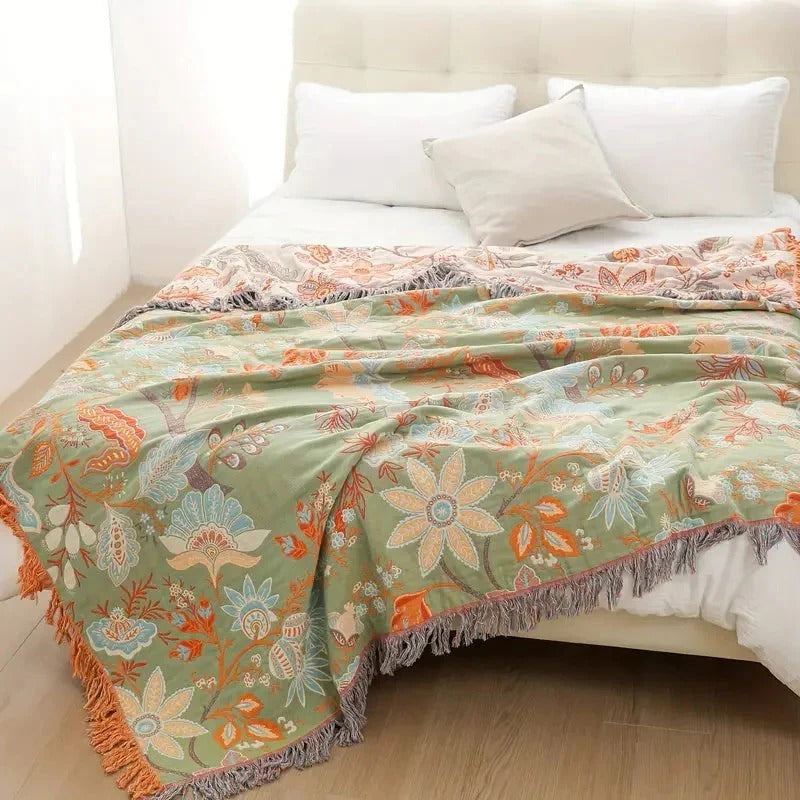 Luftige Baumwolldecke im Boho-Stil mit floralen Akzenten