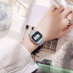 Klassische digitale Uhr im Vintage-Stil mit Edelstahlarmband und LED-Anzeige