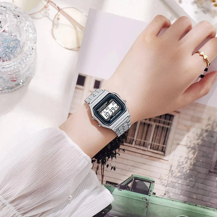 Klassische digitale Uhr im Vintage-Stil mit Edelstahlarmband und LED-Anzeige