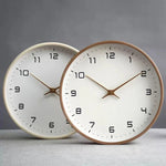 Elegante Wanduhr mit Holzrahmen, 25 cm Durchmesser