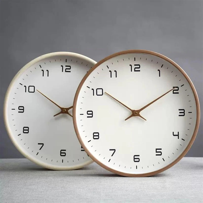 Elegante Wanduhr mit Holzrahmen, 25 cm Durchmesser