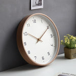 Elegante Wanduhr mit Holzrahmen, 25 cm Durchmesser