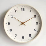 Elegante Wanduhr mit Holzrahmen, 25 cm Durchmesser