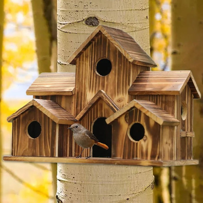 Elegantes Holzvogelhaus mit dekorativem Design für den Garten