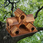 Elegantes Holzvogelhaus mit dekorativem Design für den Garten