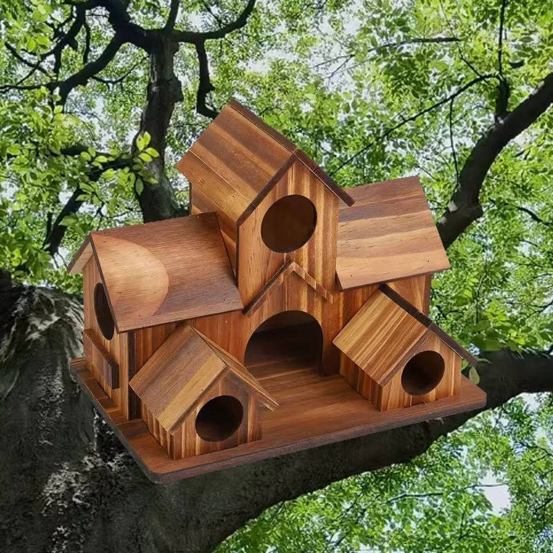 Elegantes Holzvogelhaus mit dekorativem Design für den Garten